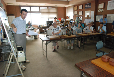 プロ棋士による大盤解説が行われた