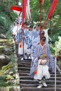 山伏修行「秋の峰」が始まり、杉木立の中にほら貝の音が響き渡った＝26日、羽黒山