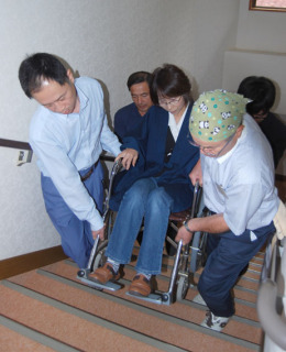 土砂災害を想定した避難訓練で利用者役の職員を車椅子で2階に移動させるなどした