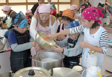 食育教室の一環で豆腐作りに取り組む藤崎小の3年生