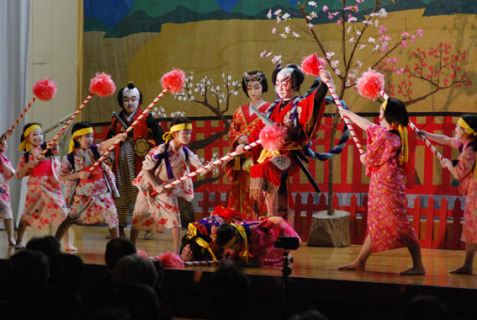 最後となる全校歌舞伎「義経千本桜」を上演