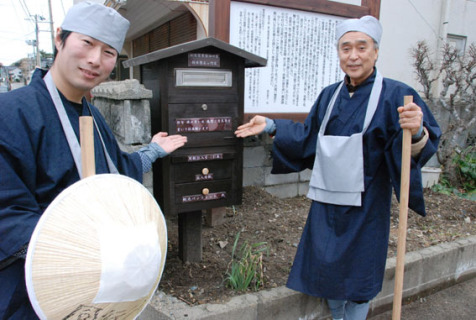 「芭蕉の気分でぜひ一句」と投句箱の前で話すあつみ塾のメンバーたち