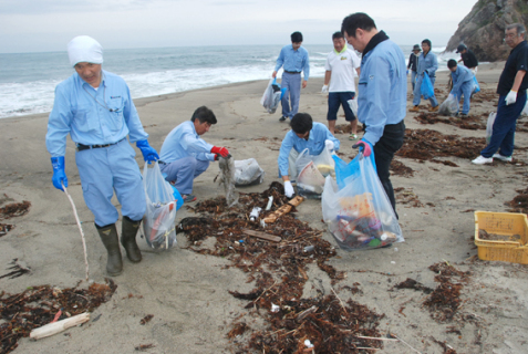 海開きを前に、由良海岸でごみ拾いに汗を流した