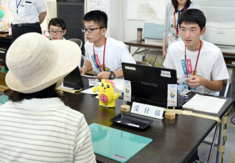 期日前投票の受け付け作業を手伝う遊佐高の生徒たち＝5日