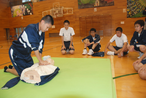 海に近い温海中の3年生が救急救命法を学んだ