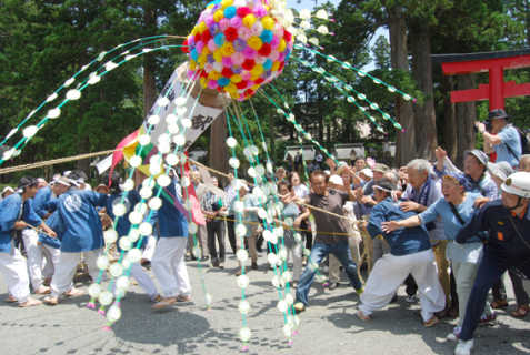 参拝客と引き手の若衆の駆け引きも激しく、傾いた瞬間に稲の花が奪い取られた