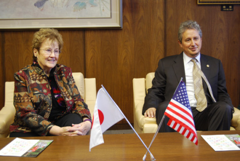 交流の推進に向けて鶴岡市を訪れている米ＮＢ市のマイケルさん（右）とジェーンさん