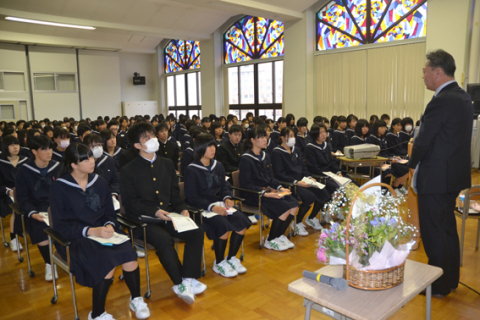 １年生全員のアイデア部門応募を前に、鶴岡北高で行われた説明会＝10月25日