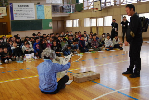 教諭が演じた寸劇などを通し朝六小6年生が認知症について理解を深めた