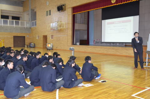 高校生たちが納税の必要性などについて学んだ