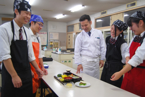 クラゲを使ったメニュー開発に取り組んできた鶴岡中央高総合学科食物系の3年生4人と、須田料理長（中央）