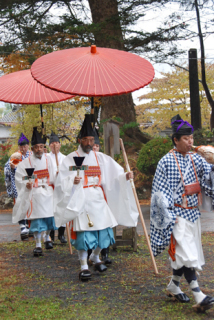 今年も「松の勧進」が羽黒地域で始まり、松聖と小聖が宿坊街を巡った