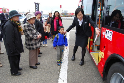 乗車口のインターホンで運転手さんとの会話を体験する男の子